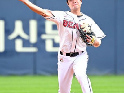 두산 은퇴 선수 김재호를 선발로 등록해 황당한 반응