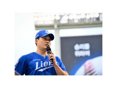 LG 삼성전 승리 기원 시구로 분위기 띄운다
